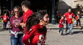 Ekspresi panik sejumlah warga saat tragedi penembakan di parade kemenangan Kansas City Chiefs usai menjuarai Super Bowl LVIII di Kansas City, Missouri, Amerika Serikat, Rabu (14/2/2024) waktu setempat.  Sebanyak 21 orang terluka dan satu orang meninggal dunia akibat kekerasan tersebut.  (AFP/Andrew Caballero-Reynolds)