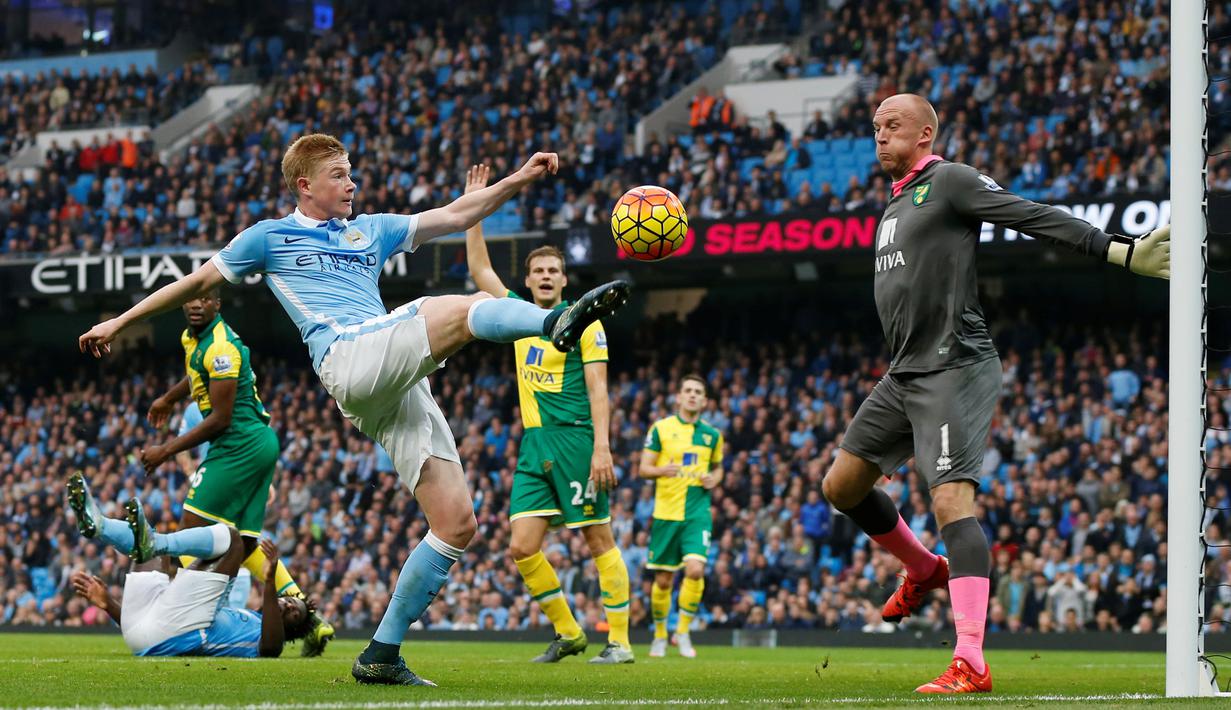 Striker  Manchester City, Kevin de Bruyne, berusaha menaklukkan kiper Norwich City, John Ruddy, dalam laga Liga Premier Inggris di Stadion Etihad, Manchester, Sabtu (31/10/2015) malam WIB. (Reuters/Phil Noble)