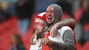 Pendukung Inggris bersorak di tribun penonton sebelum dimulainya pertandingan grup D Euro 2020 antara Inggris dan Skotlandia di stadion Wembley, London, Jumat, 18 Juni 2021. (Foto: AP/Pool/Carl Recine)