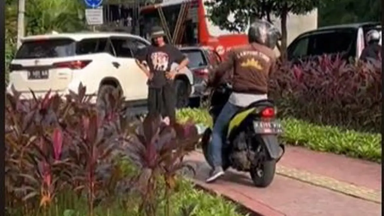 Aksi Pemuda Main Skateboard untuk Halangai Pemotor Masuk Trotoar Tuai Pujian