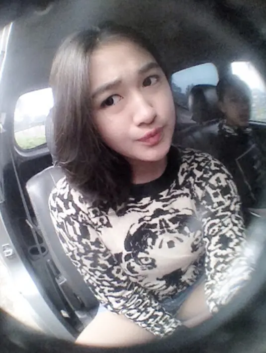 Bripda Muthia saat berselfie menggunakan pakaian bermotif macan. Aksi penganiayaan terjadi di sebuah hotel di Jakarta Pusat, 27 April lalu. (Istimewa)