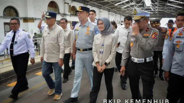 Menteri Perhubungan Budi Karya Sumadi melihat kesiapan arus balik Lebaran 2024 (Foto: Kementerian Perhubungan)