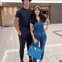 Diah Permatasari memiliki dua anak ganteng, Marciano Nicholas Reynard dan Marcello Renara Djatmiko yang sudah remaja. Diah mengaku serasa jalan sama pacar saat jalan berdua dengan putranya. [Instagram/dps_diahpermatasari]