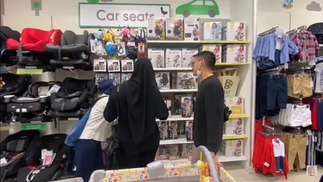 Momen Citra Kirana dan Rezky Aditya Beli Kebutuhan Bayi