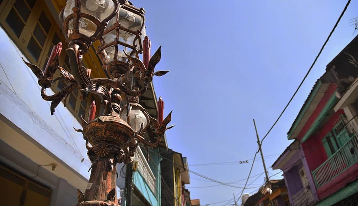 Bangunan kaya nilai sejarah ini berjajar rapi dan dipersatukan dengan pedestrian serta  lampu penerangan yang didesain menyerupai jalanan Eropa. Pemerintah Kota Surabaya berharap semakin banyak wisatawan lokal maupun internasional yang berkunjung ke sini. (Liputan6.com/IG/@surabayasparkling)