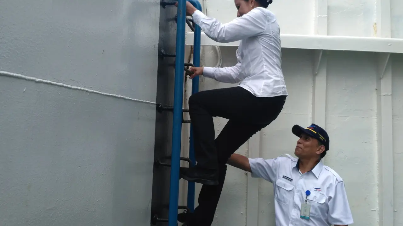 Menteri BUMN Rini Soemarno saat menaiki kapal  KMP Raja Enggano di NTB. (Liputan6.com/Achmad Dwi Apriyadi)