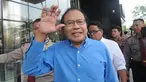 Mantan Menko Ekuin sekaligus Ketua KKSK periode 2000-2001, Rizal Ramli menyapa awak media saat tiba memenuhi panggilan penyidik di Gedung KPK, Jakarta, Jumat(11/07/2019).  Rizal Ramli diperiksa sebagai saksi untuk tersangka Sjamsul Nursalim.  (merdeka.com/Dwi Narwoko)