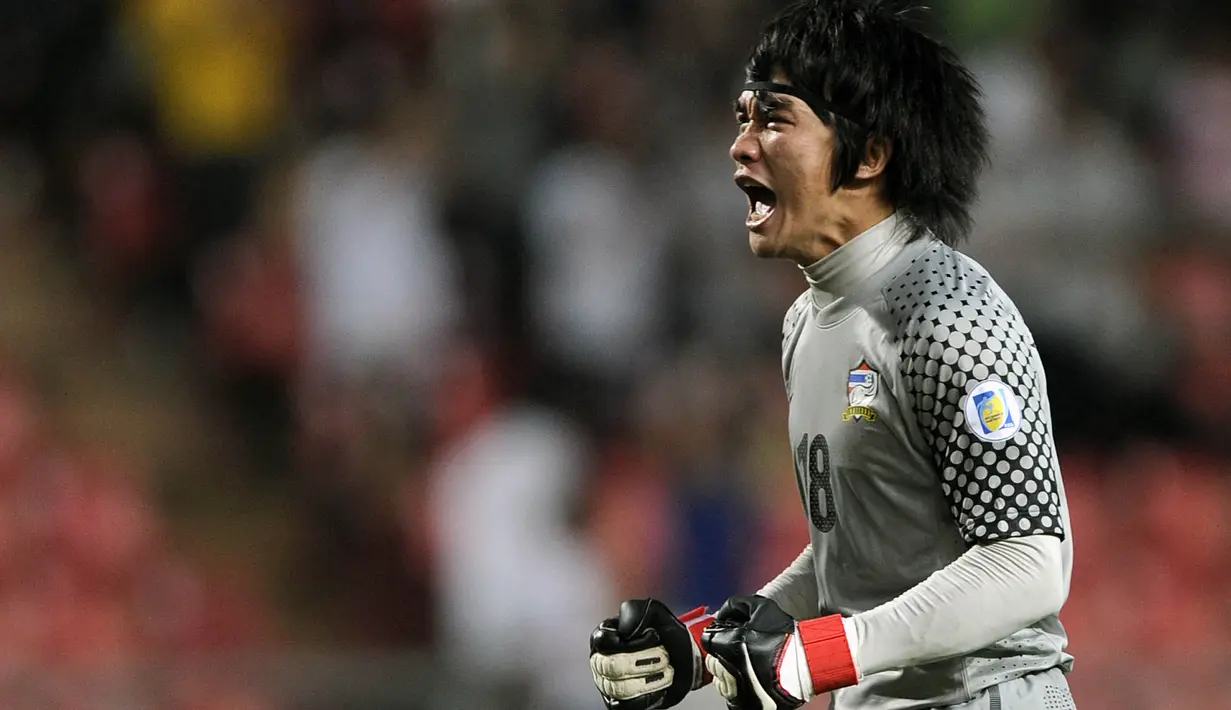Di musim perdananya, Kosin bermain sekitar setengah musim. Setelah itu, ia kembali ke Thailand dan kembali ke Persib pada kompetisi musim 2009-2010. Saat itu, ia datang dengan nama baru, yakni Sinthaweechai Hathairattanakool. Meski begitu, Bobotoh tetap menyebutnya Kosin. (Foto: AFP/Nicolas Asfouri)