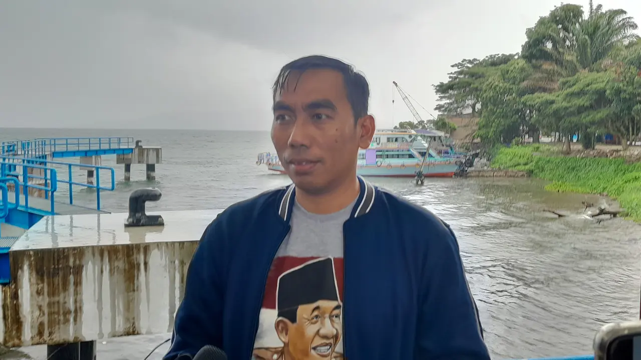Direktur Pemasaran Nusantara Deputi Pemasaran Pariwisata Kemenparekraf RI, Dwi Marhen Yono, meninjau sirkuit kejuaraan balap perahu motor atau F1H2O di Danau Toba, Sumatera Utara, Sabtu (10/12/2022) (Liputan6.com/Ady Anugrahadi)