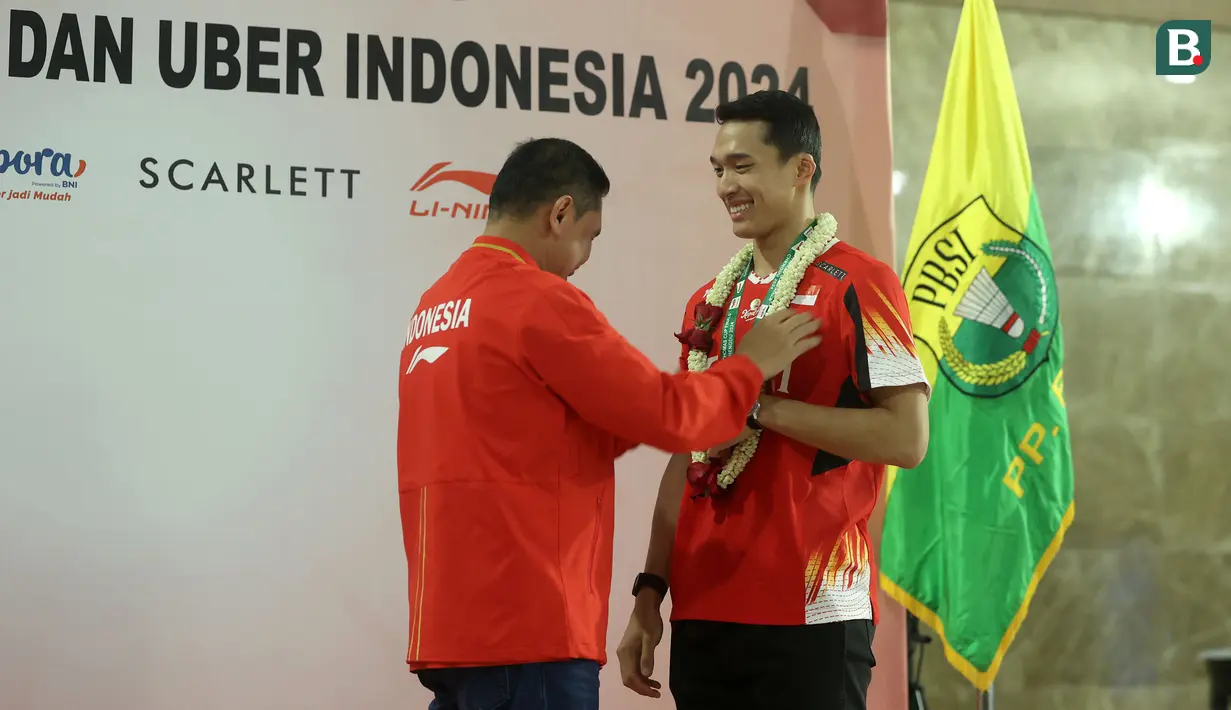 <p>Sekjen PP PBSI, Fadil Imran (kiri) mengalungkan bunga kepada pebulu tangkis Indonesia, Jonatan Christie (kanan) saat penyambutan Tim Thomas Cup dan Uber Cup 2024 di Gedung VVIP Terminal 3 Bandara Soekarno Hatta, Tangerang, Banten, Senin (06/05/2024). (Bola.com/M Iqbal Ichsan)</p>