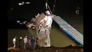 Kepala pesawat TransAsia Airways turboprop ATR 72-600 saat diangkat oleh petugas di sungai Taipe, Taiwan, Rabu (4/2/2015).  Pesawat yang mengangkut 58 penumpang dan awak pesawat itu terhempas ke sungai saat hendak lepas landas. (REUTERS/Pichi Chuang)