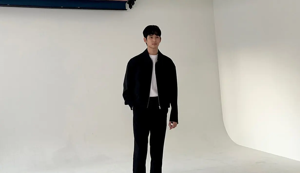 OOTD kasual ala Kim Soo Hyun. Ia padukan kaus putih polos dengan jaket dan celana panjang hitam, serta sneakers hijau yang kontras, namun menyempurnakan penampilannya secara keseluruhan. [Foto: Instagram/soohyun_k216]