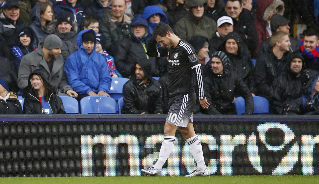  Pemain Chelsea, Eden Hazard  terlihat kesakitan sat keluar dari lapangan pada menit awal laga Liga Premier Inggris di Stadion Selhurst Park, Inggris,, Minggu (3/01/2016). (Reuters/John Sibley)