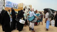 Warga Yaman mengantre untuk menerima bantuan selimut dan alas tidur dari Komisaris Tinggi PBB untuk Pengungsi (UNHCR) di kota pesisir Hodeidah, Yaman (11/4). (AFP Photo/Abdo Hyder)