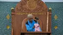 <p>Selain kegiatan ibadah, Masjid Baiturrahman juga menjadi pusat kegiatan masyarakat Aceh dengan tema keagamaan, seperti kegiatan sekolah. (AFP/CHAIDEER MAHYUDDIN)</p>