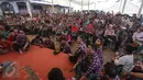 Suasana para pendukung paslon nomor 2 untuk nonton bareng Quick Count di Rumah Lembang, Jakarta, Rabu (19/4). (Liputan6.com/Faizal Fanani)