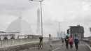 Warga melakukan olahraga bersepeda dan jalan santai di Jalan Layang Non-Tol Antasari saat hari pertama pemberlakuan car free day di Jakarta, Minggu (14/1). (Liputan6.com/Immanuel Antonius)