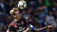 Gelandang AC Milan, Lucas Biglia berebut bola udara dengan penyerang Sampdoria, Duvan Zapata pada lanjutan Liga Serie A Italia di Stadion Luigi Ferraris di Genoa (24/9). AC Milan takluk dari Sampdoria dengan skor 2-0. (AFP Photo/Filippo Monteforte)