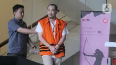 Direktur PT Mitra Bungo Abadi, Makmur alias Aan (kanan) usai menjalani pemeriksaan di Gedung KPK, Jakarta, Senin (23/12/2019). Makmur diperiksa sebagai tersangka terkait kasus dugaan korupsi proyek Jalan Batu Panjang-Pangkalan Nyirih di Kabupaten Bengkalis TA 2013-2015. (merdeka.com/Dwi Narwoko)