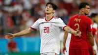 Pemain timnas Iran, Sardar Azmoun bereaksi pada matchday ketiga Grup B melawan Portugal di Mordovia Arena, Saransk,  Selasa (26/6). Iran tersingkir dari putaran Piala Dunia 2018 setelah hanya bisa menahan imbang Protugal 1-1. (AP/Pavel Golovkin)