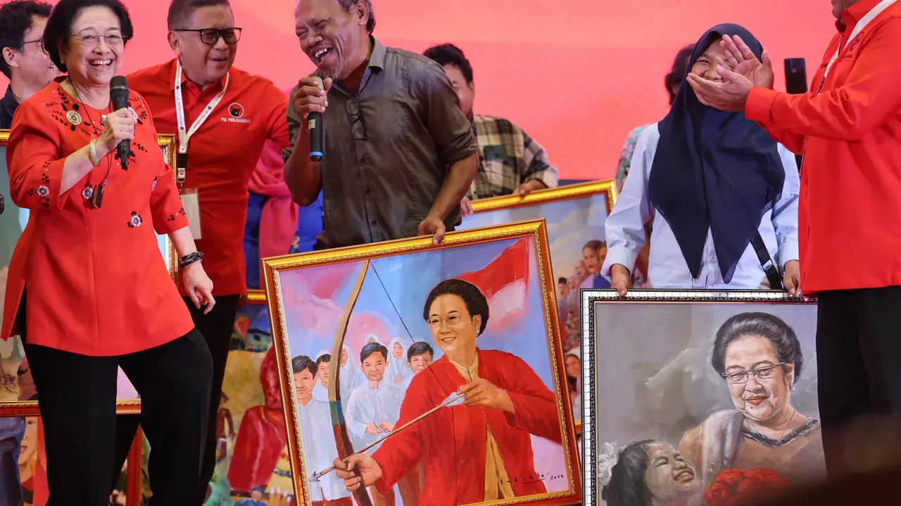 Rayakan Ultah ke-78 Bareng Anggota Legislatif PDIP, Megawati Tumpengan hingga Dihadiahi Lukisan