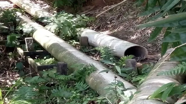 Material pipa proyek DAK Rp39 miliar di Kabupaten Enrekang, Sulsel ditemukan berantakan (Liputan6.com/ Eka Hakim)