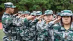 Murid sekolah menengah mengambil bagian dalam sesi pendidikan dan pelatihan militer pada awal semester baru di Huaibei, Provinsi Anhui, China, 5 September 2021. (STR/AFP)