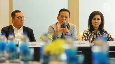 Ketua Komite Ekonomi dan Industri Nasional atau KEIN Soetrisno Bachir (tengah) saat berdiskusi dengan media di Jakarta, Senin (27/5/2019). Diskusi tersebut membahas percepatan investasi dan ekspor untuk mendorong pertumbuhan yang berkualitas. (Liputan6.com/Angga Yuniar)