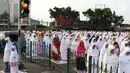Umat muslim salat id Hari Raya Idul Fitri 1 Syawal 1439 H di kawasan Senen, Jakarta, Jumat (15/6). Setiap tahun, umat muslim antusias melaksanakan salat id dengan memadati jalan-jalan di sekitar stasiun dan pasar tersebut. (Liputan6.com/Immanuel Antonius)