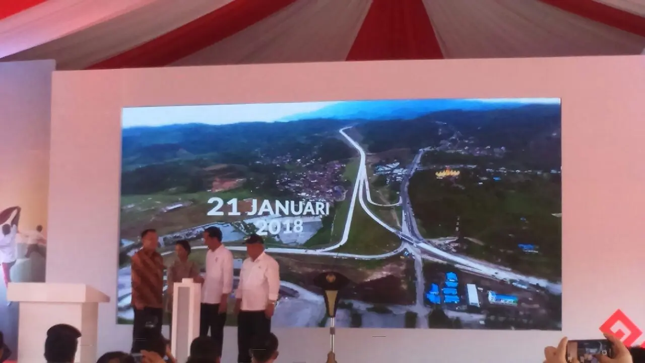 Masyarakat yang hendak melewati tol Bakauheni-Terbanggi Besar saat ini tidak dikenakan biaya hingga keseluruhan ruas tol tersambung. (Foto: Liputan6.com/Maulandy Rizky Bayu Kencana)