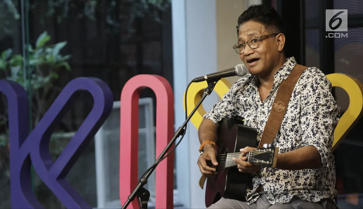 Penyanyi legendaris Andre Hehanusa saat tampil dalam #KLYLounge di Kantor KLY, Jakarta, Jumat (14/9). Selain melantunkan lagu hitsnya, musikus kelahiran Makassar ini juga berbagi kisah tentang kesibukannya. (Liputan6.com/Herman Zakharia)