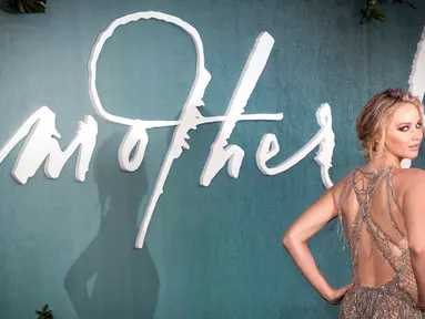 Aktris cantik Jennifer Lawrence berpose untuk fotografer setibanya menghadiri premier film terbarunya, Mother!, di London, Rabu (6/9). Dalam kesempatan itu, Jennifer Lawrence tampil memikat dalam pilihan gaun yang seksi. (Vianney Le Caer/Invision/AP)