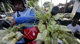 Seorang warga membeli kulit ketupat yang dijajakan di sekitar Pakualaman,Yogyakarta, menjelang Hari Raya Idul Fitri 1437 Hijriah, Senin (4/7). H-2 menjelang Lebaran, pedagang musiman yang menjual kulit ketupat mulai bermunculan (Liputan6.com/Boy Harjanto)