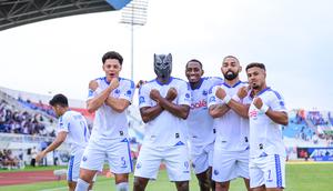 Selebrasi pemain Arema FC saat merayakan gol Joel Vinicius yang membawa Singo Edan unggul atas PSIM Yogyakarta dalam laga pekan terakhir BRI Super League 2025/2026 di Stadion Kanjuruhan, Kab. Malang, Jumat (22/5/2026) sore WIB. (Bola.com/Iwan Setiawan)