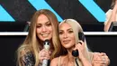 Tak lupa, J.Lo dan Kim Kardashian pun mengabadikan kebersamaan mereka lewat foto selfie. (bustle)