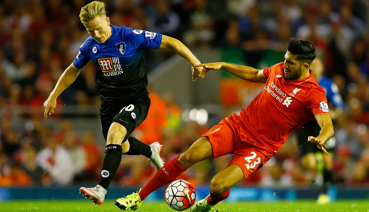 Gelandang Liverpool Emre Can saat merebut bola gelandang Bournemouth Matt Ritchie di Anfield stadium, Liverpool, Inggris, Senin (17/8/2015). Gol Benteke jadi satu – satunya gol bagi kemenangan Liverpool. (Reuters/Carl Recine)
