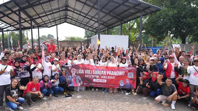Relawan pendukung calon presiden atau capres Ganjar Pranowo, Sahabat Ganjar, menggelar lomba voli antarkampung yang melibatkan putra dan putri dari berbagai desa setempat bagi warga Kota Depok, Jawa Barat.