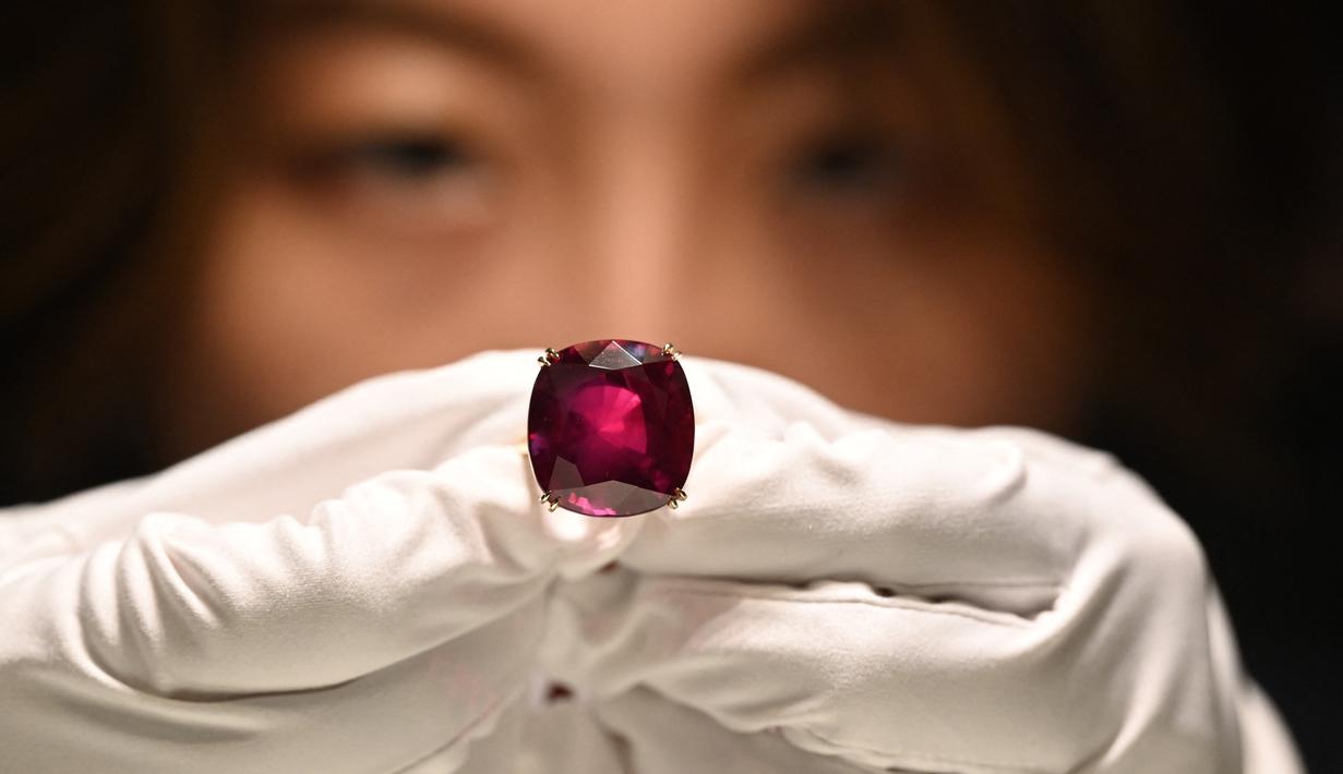 Sementara itu, “Estrela de Fura” digali dari tambang batu rubi milik perusahaan tambang Fura di Montepuez, sebuah kawasan di utara Mozambik, pada Juli 2022. (Photo by Peter PARKS / AFP)
