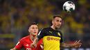 Striker Dortmund, Paco Alcacer, duel udara dengan bek Bayern Munchen, Niklas Sule, pada laga Piala Super DFL di Stadion Signal Iduna, Dortmund, Sabtu (3/8). Dortmund menang 2-0 atas Munchen. (AFP/Ina Fassbender)