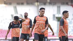 Kapten Persija Jakarta, Rizky Ridho (tengah) pada sesi latihan resmi jelang pertandingan pekan ke-30 BRI Super League melawan Persis Solo yang bertempat di Stadion Utama Gelora Bung Karno (SUGBK) Jakarta pada Minggu (26/04/2026).