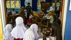 Para siswa menerima vaksin difteri di sebuah sekolah dasar di Surabaya, Jawa Timur pada Selasa 4 November 2025. Pelaksanaan program Bulan Imunisasi Anak Sekolah (BIAS) untuk tahun 2025 di Kota Surabaya, Jawa Timur dilaksanakan dalam dua tahap. (Juni KRISWANTO/AFP)