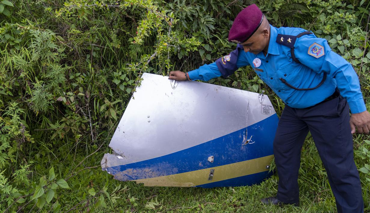Heli tersebut diketahui milik maskapai Air Dynasty yang berbasis di Nepal. (AP Photo/Nirajan Shrestha)