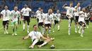 Para pemain Jerman melakukan selebrasi setelah berhasil merebut Piala Konfederasi 2017 dengan mengalahkan Cile di Stadion Saint Petersburg, Rusia, Minggu (3/7/2017). Jerman menang 1-0 atas Cile. (AP/Martin Meissner)