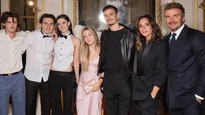Tampilan Anak dan Suami di Fashion Show Victoria Beckham di Paris