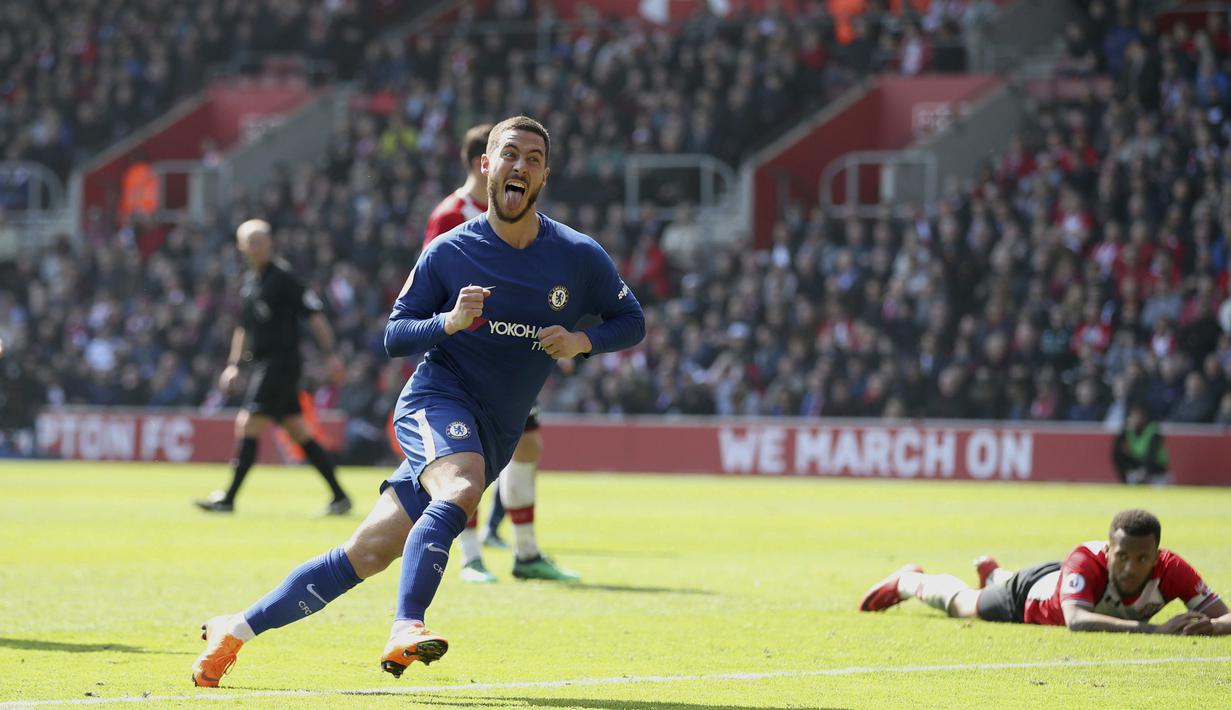 Selebrasi pemain Chelsea, Eden Hazard usai mencetak gol ke gawang Southampton pada lanjutan Premier League di St Mary's Stadium, Southampton, (14/4/2018). Chelsea menang 3-2. (Adam Davy/PA via AP)