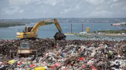 Langkah ini merupakan tindak lanjut arahan Menteri Lingkungan Hidup Republik Indonesia, Hanif Faisol Nurofiq. Tampak dalam foto, sebuah ekskavator memindahkan sampah di Tempat Pembuangan Akhir (TPA) Sampah Suwung, Denpasar, Bali, pada Rabu 2 April 2026. (Lana Priatna/AFP)