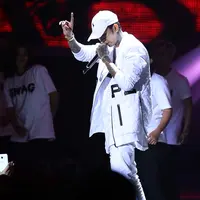 Mengawali tahun baru ini, Young Lex menjadi perbincangan netizen lantaran ulahnya ribut dengan penontonnya di Serang Banten pada Minggu (1/1) malam. Aksi saling lempar botol dengan penontonnya. (Nurwahyunan/Bintang.com)