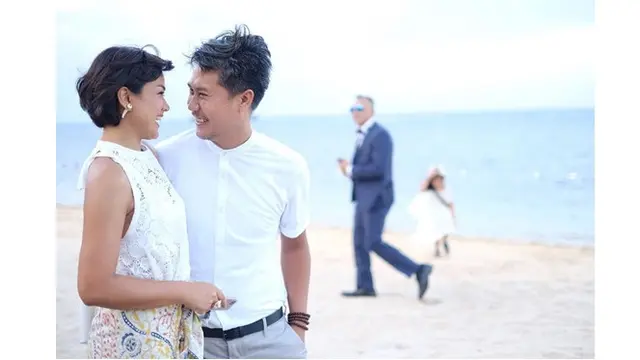 7 Potret Manis Nirina Zubir dan Ernest Syarif, Kompak Banget