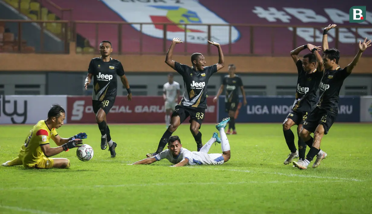 Reaksi sejumlah pemain Dewa United usai pemain PSIM Yogyakarta, Nanda Nurrandi (tengah) terjatuh di dalam kotak penalti dalam matchday pertama Grup Y Babak 8 besar Liga 2 2021 di Stadion Wibawa Mukti, Cikarang, Kamis (16/12/2021). (Bola.com/Bagaskara Lazuardi)