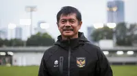 Pelatih Timnas Indonesia U-22, Indra Sjafri berpose di depan fotografer setelah pemusatan latihan untuk SEA Games 2023 yang berlangsung di Lapangan A, Kompleks Stadion Utama Gelora Bung Karno (SUGBK), Kamis (02/03/2023). Pemusatan latihan ini akan berlangsung dari tanggal 1-16 Maret 2023. (Bola.com/Bagaskara Lazuardi)